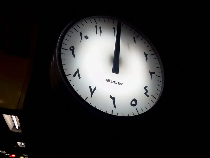 Horloge illustrant l’apprentissage des nombres arabes