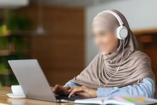 Étudiante suivant un cours d’arabe en ligne