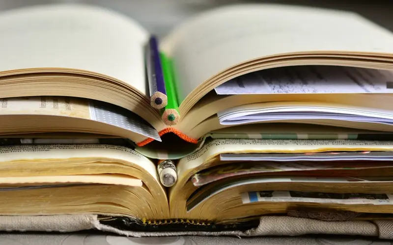 Livres ouverts pour apprendre l’alphabet arabe