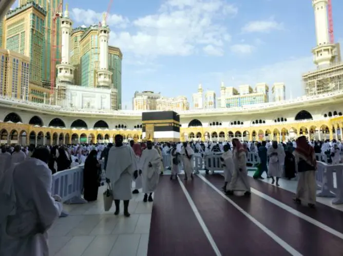 Pilgrims performing Umrah in Mecca in pleasant weather and a calm spiritual atmosphere