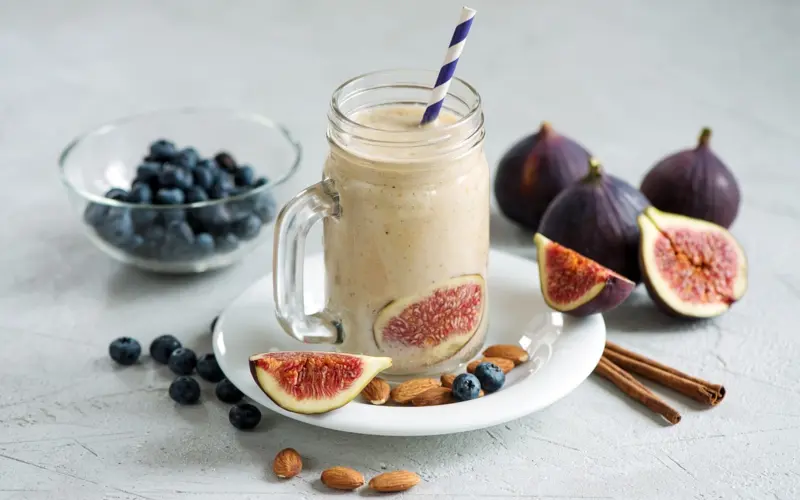 Fruit smoothie with figs and blueberries