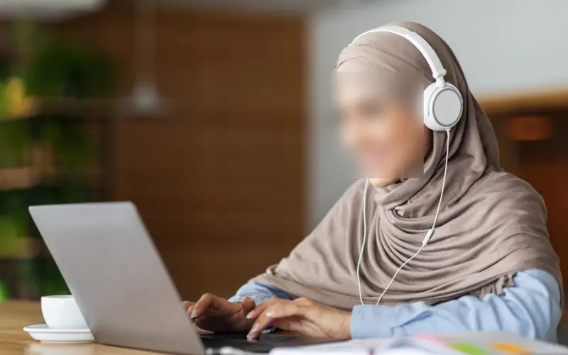 Student taking an online Arabic course
