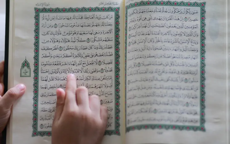 Reading the Quran while following the verses by hand