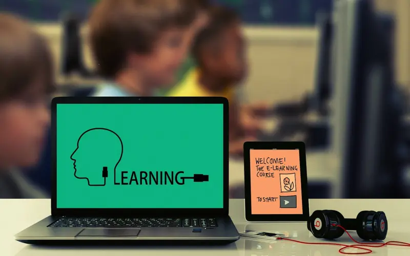 Online Arabic course on laptop and tablet