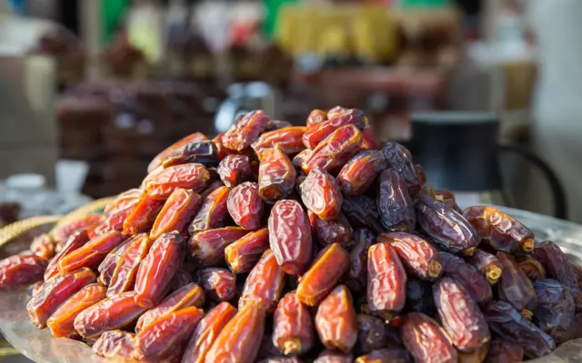 Dattes empilées sur un marché