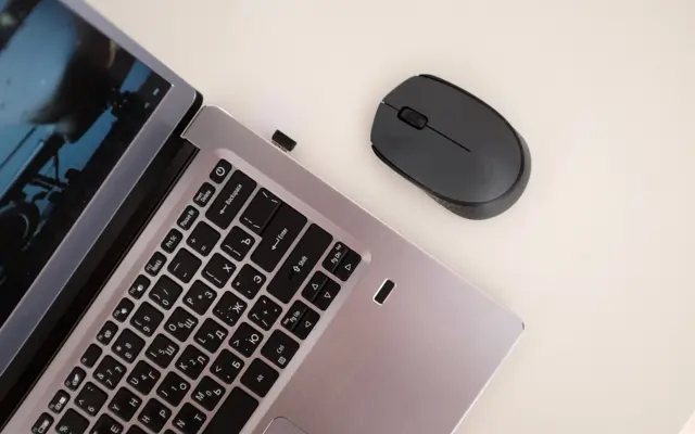 Laptop zum Online-Arabischlernen