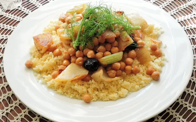 Teller mit Couscous und Kichererbsen