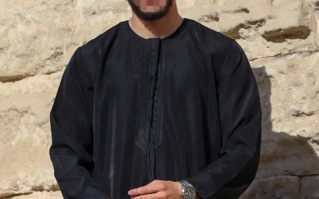 Homme portant un qamis noir