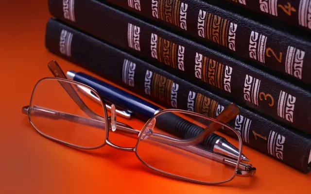Brille vor Büchern zum Lernen