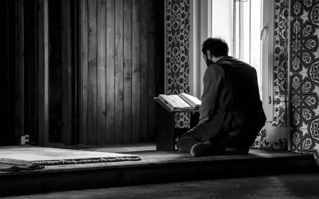 Schüler liest ein arabisches Buch in einer Moschee