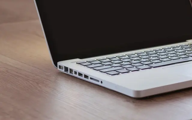 Laptop auf einem Schreibtisch zum Schreiben auf Arabisch