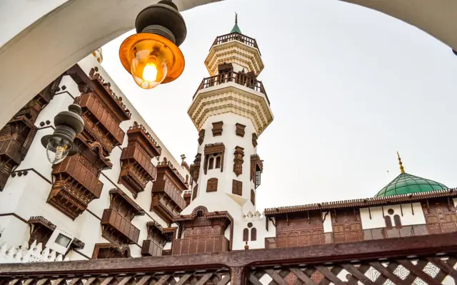 Minaret et cour d’une mosquée historique