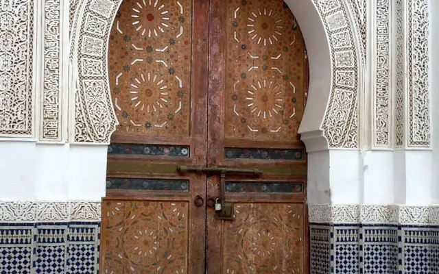 Porte de mosquée à l’architecture islamique