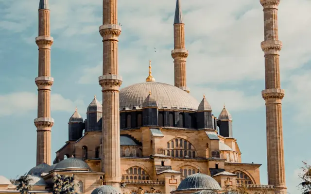 Mosquée avec dômes et minarets sous un ciel bleu