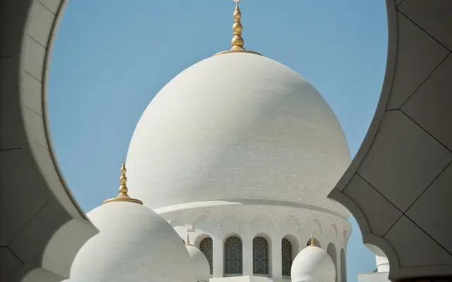 Dôme de mosquée vu sous une arche