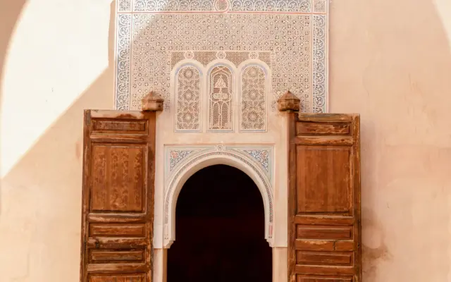 Traditionell verzierter arabischer Eingang in einer Moschee