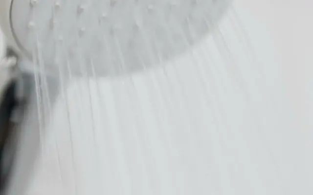 Pommeau de douche avec eau qui coule