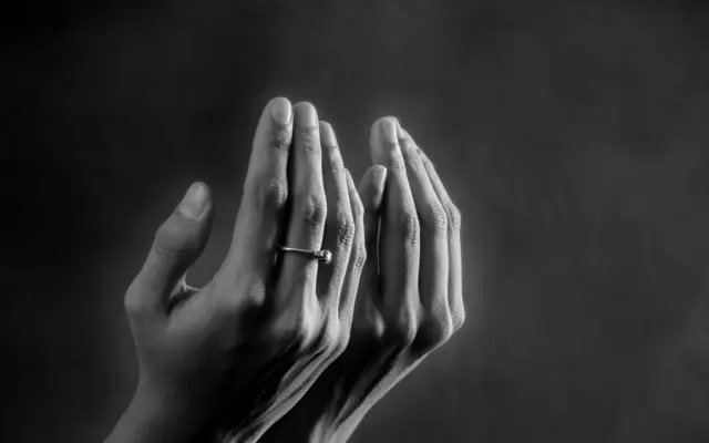 Mains levées en invocation pour la prière d’Istikhara