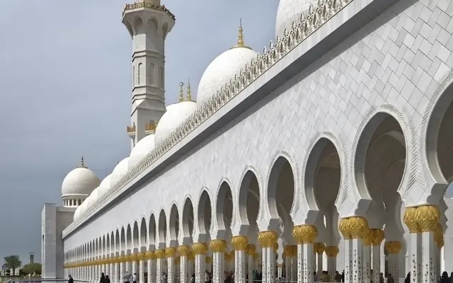 Weiße Moschee mit Minarett und Kuppeln in den Vereinigten Arabischen Emiraten