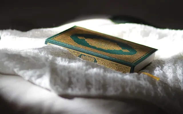 Coran posé dans une atmosphère paisible, symbole de protection spirituelle par la sourate Al-Falaq