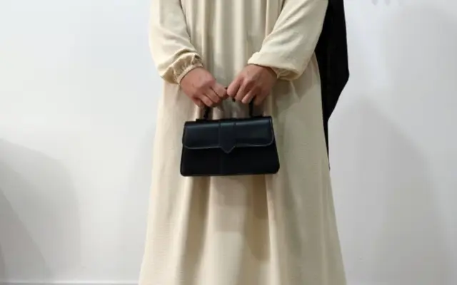 Femme musulmane portant une abaya beige et un khimar noir