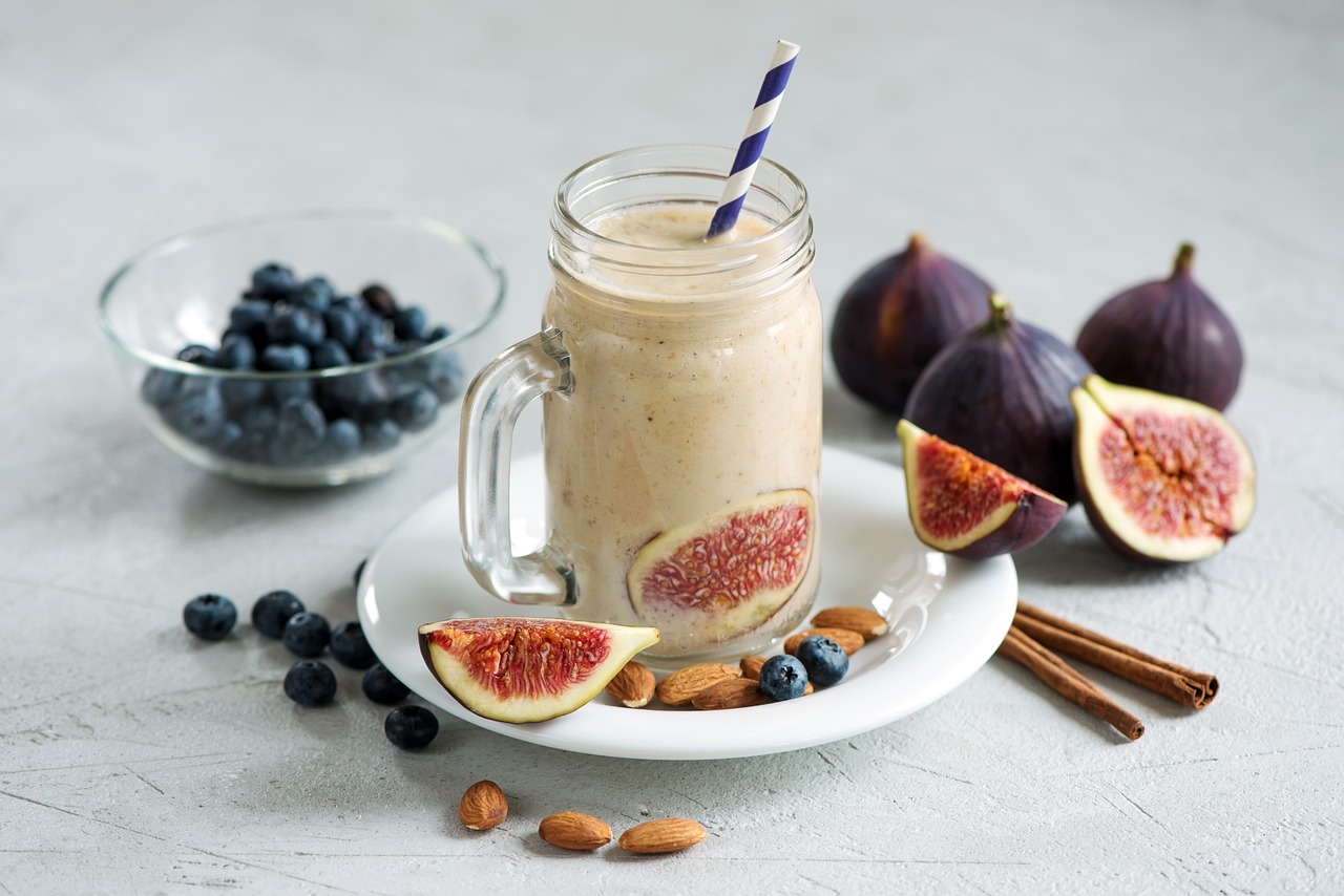 Fruit smoothie with figs and blueberries