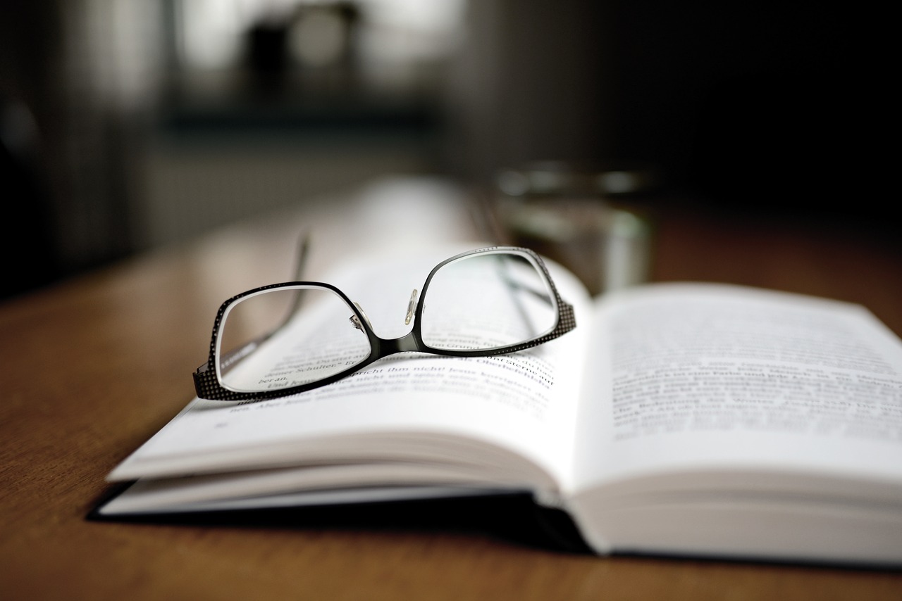 Livre ouvert avec lunettes pour étudier