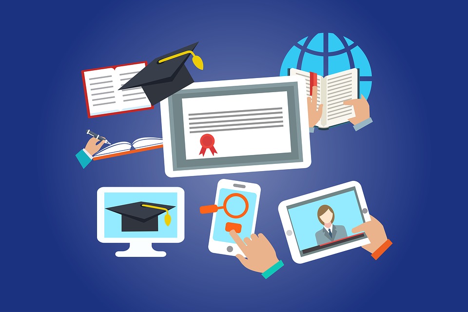Comparaison : Apprendre l'arabe en classe traditionnelle vs en ligne