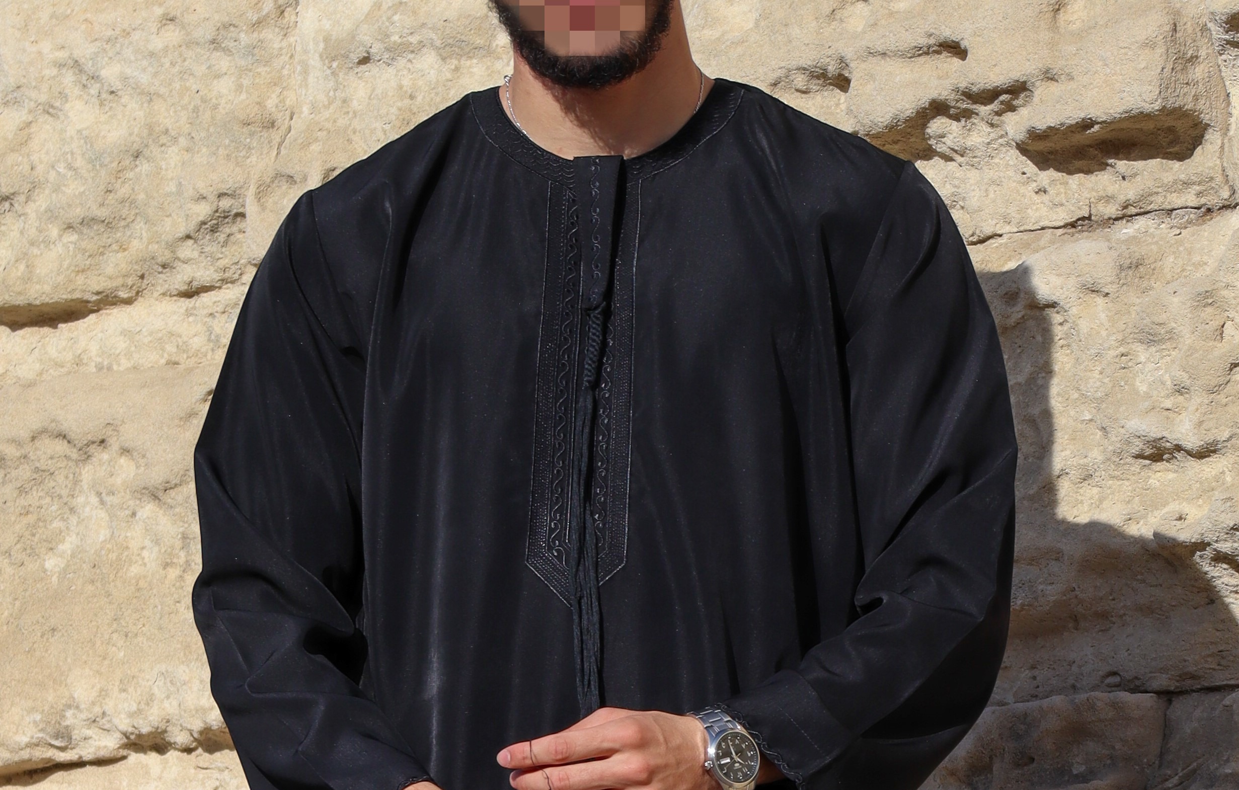 Le Qamis  -La Signification de la Pudeur et des Traditions Vestimentaires Islamiques