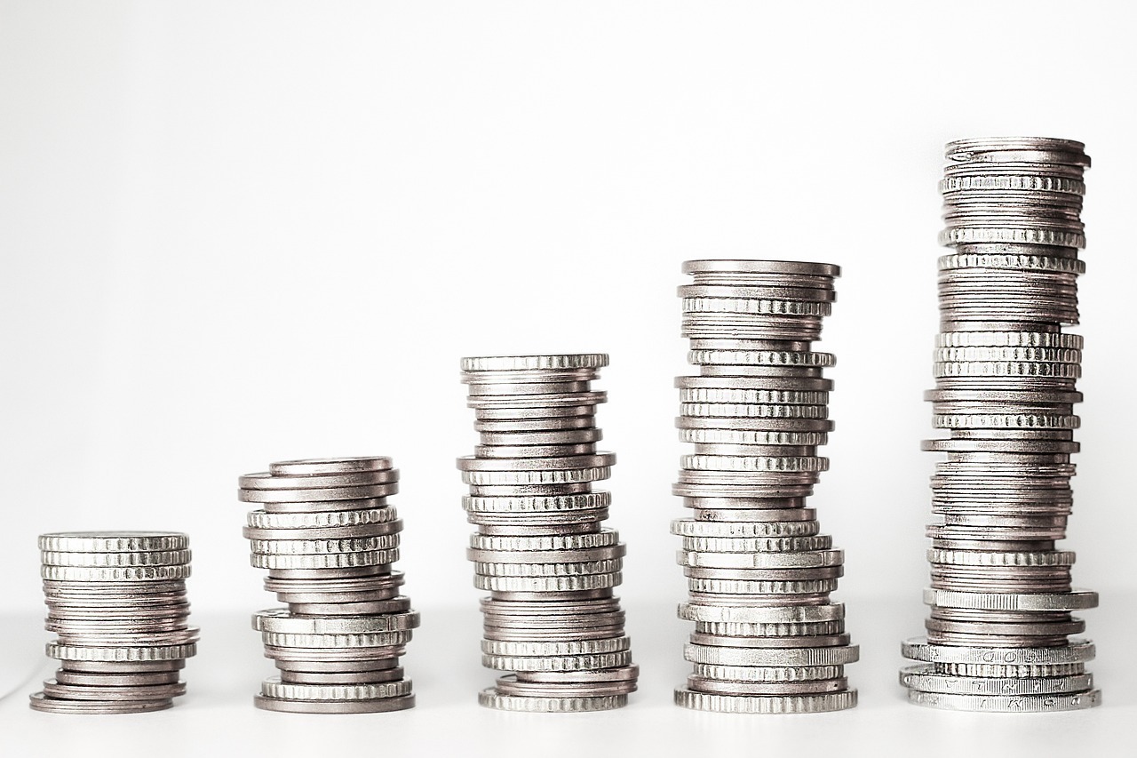 Piles de pièces montrant une croissance financière