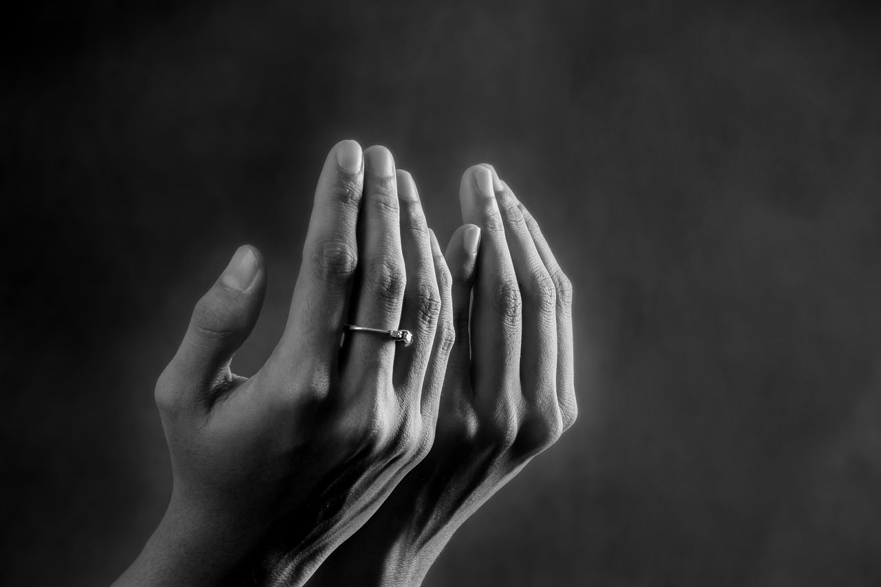 Mains levées en invocation pour la prière d’Istikhara